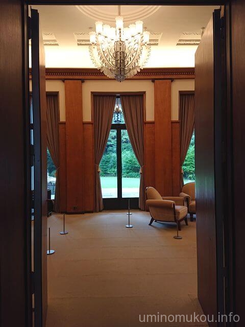 大客室へ