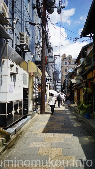 西石垣通りから見える東華菜館