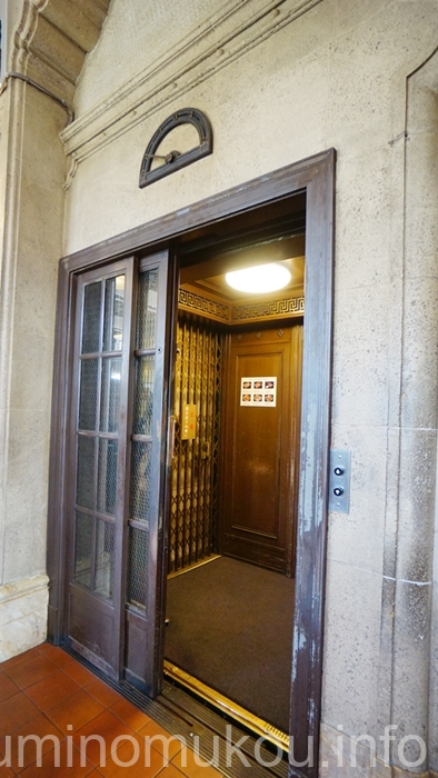 東華菜館 1階のエレベーター